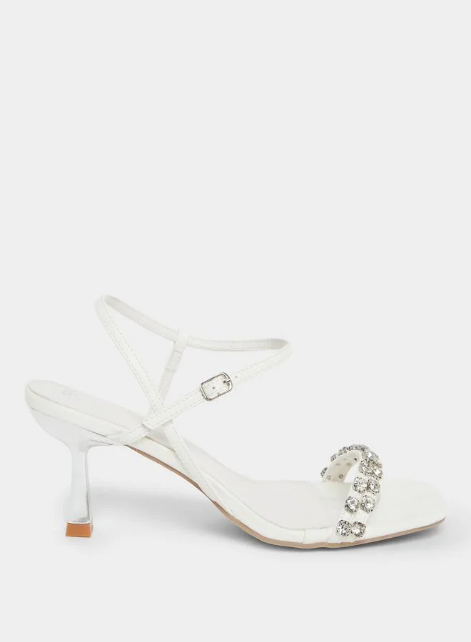 ستايلي صندل بكعب قطة مزين